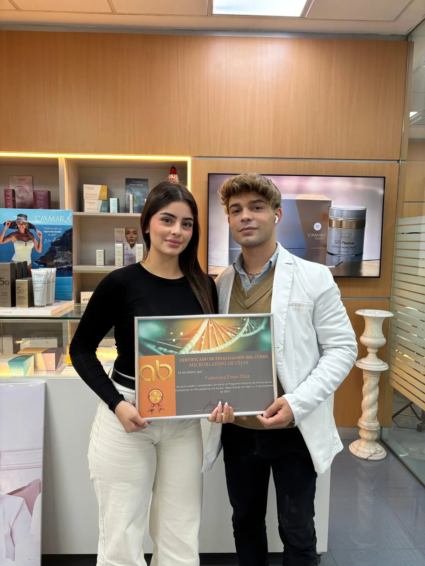 Alumna recibiendo el certificado institucional del Curso Intensivo de Microblading Realista de AB Academy